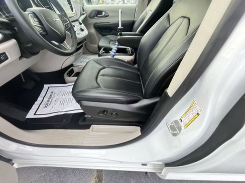 Used 2024 Chrysler Pacifica Touring-L image 12
