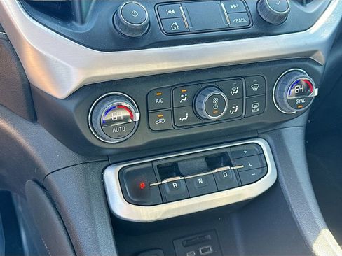 Used 2023 GMC Acadia SLT w/ Preferred Package image 17