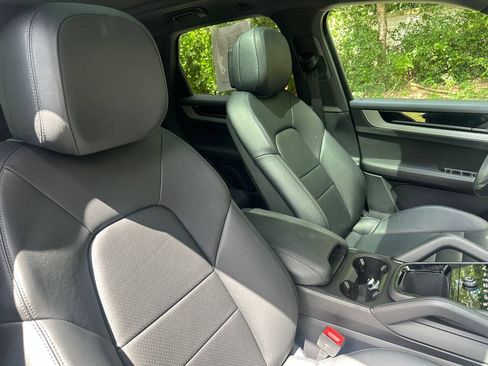 Used 2024 Porsche Cayenne AWD/4WD image 10