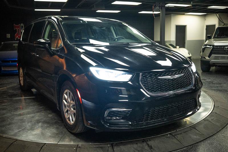 Used 2024 Chrysler Pacifica Touring-L FWD image 5
