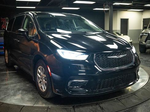 Used 2024 Chrysler Pacifica Touring-L FWD image 5