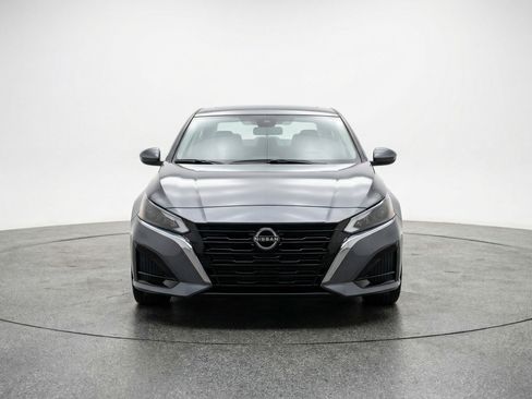 Used 2025 Nissan Altima 2.5 SV image 2
