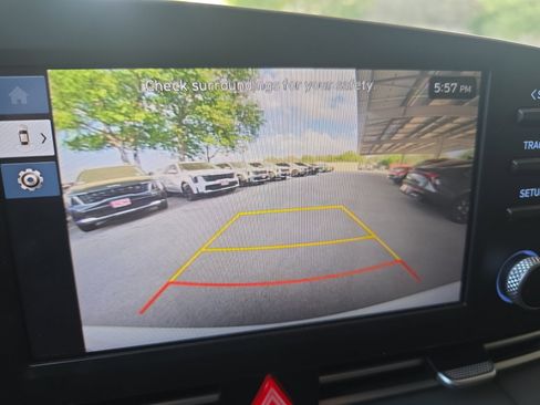 Used 2025 Hyundai Elantra SE image 12