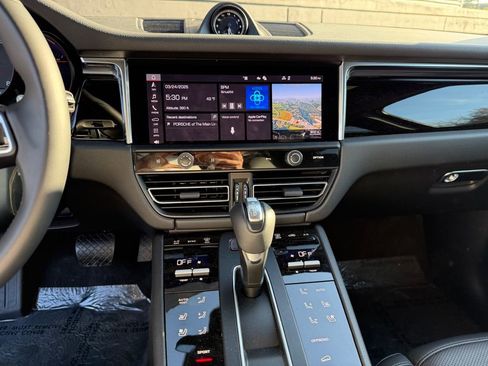 Certified 2025 Porsche Macan image 23