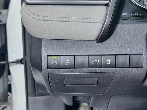 Used 2018 Toyota Camry XLE FWD image 16