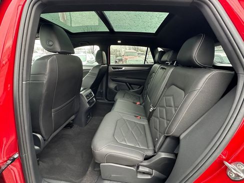 Used 2025 Volkswagen Atlas Cross Sport SE image 24