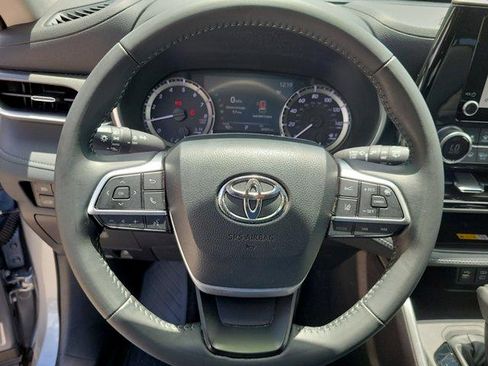 Used 2023 Toyota Highlander XLE FWD image 29