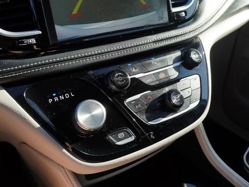 Certified 2023 Chrysler Pacifica Limited image 16