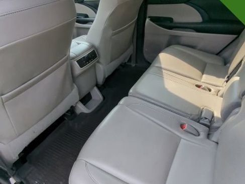 Used 2016 Toyota Highlander XLE AWD/4WD image 15