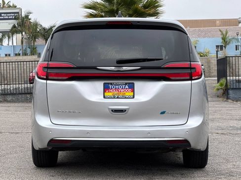 Used 2023 Chrysler Pacifica Touring-L FWD image 5