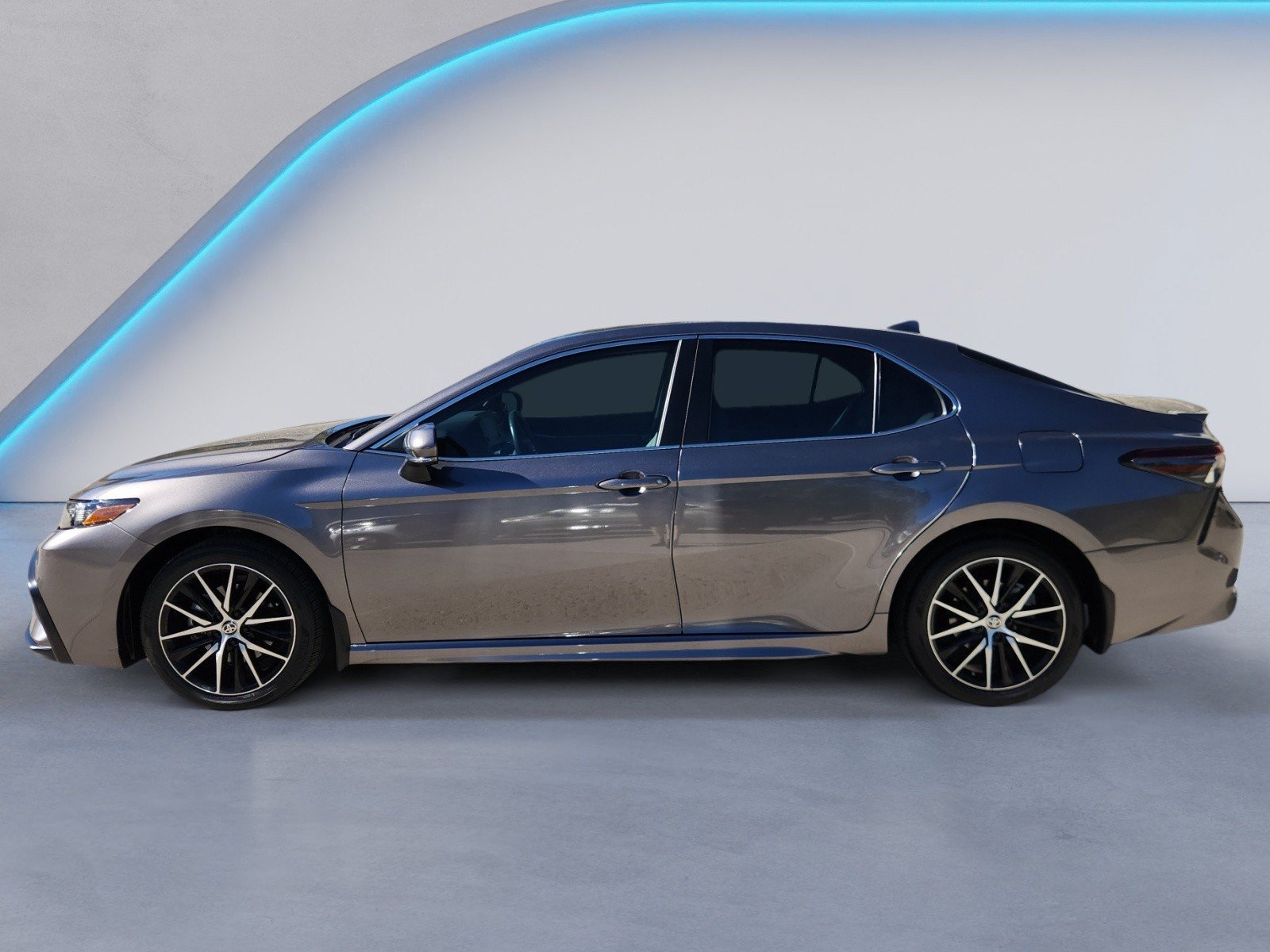 Used 2024 Toyota Camry SE w/ Cold Weather Package FWD image 6