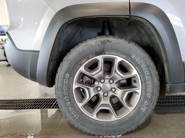 Used 2020 Jeep Cherokee Trailhawk w/ Comfort/Convenience Group AWD/4WD image 14