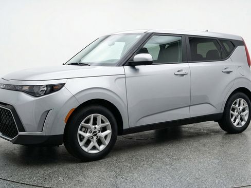 Used 2025 Kia Soul LX w/ LX Technology Package image 3