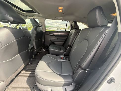 Used 2025 Toyota Highlander Limited image 19