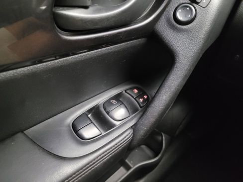 Used 2020 Nissan Rogue S FWD image 27