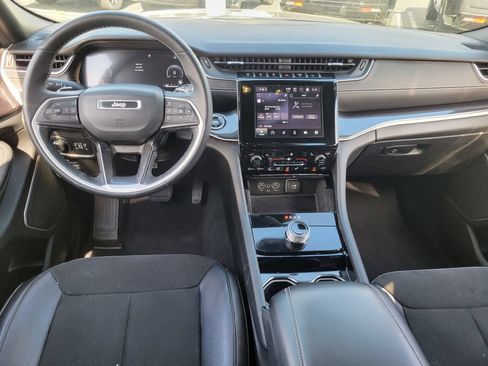 Used 2022 Jeep Grand Cherokee Altitude RWD image 4