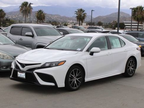 Used 2024 Toyota Camry SE FWD image 3