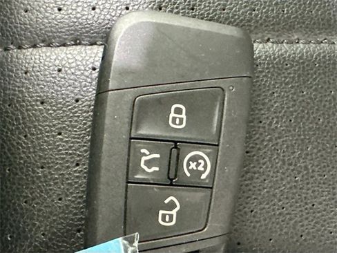 Used 2022 Volkswagen Tiguan SE R-Line image 17