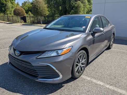 Used 2022 Toyota Camry XLE image 2