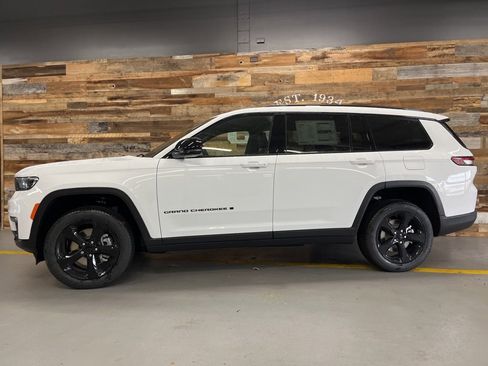 New 2025 Jeep Grand Cherokee L Limited w/ Black Appearance Package image 19