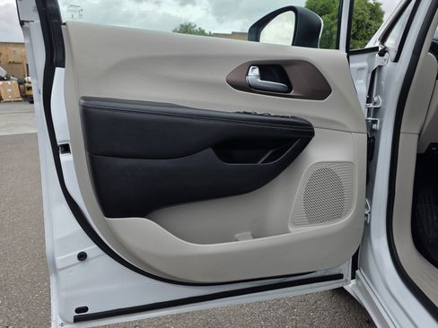 Certified 2023 Chrysler Voyager LX image 11