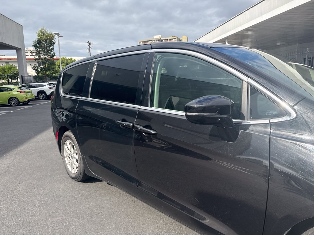 Used 2024 Chrysler Pacifica Touring-L FWD image 7