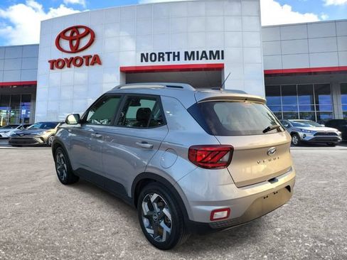 Used 2024 Hyundai Venue SEL FWD image 3