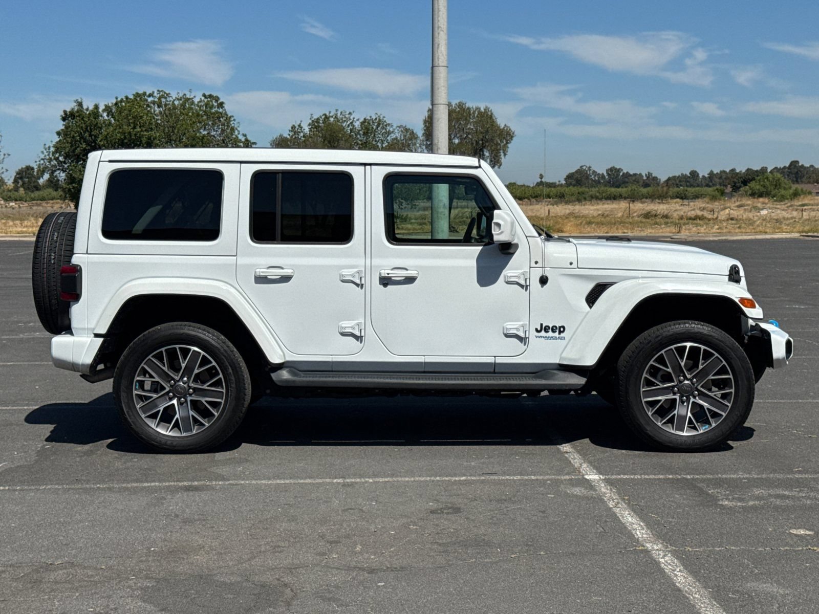 Used 2022 Jeep Wrangler Unlimited Sahara AWD/4WD image 3