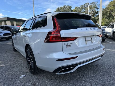 Used 2020 Volvo V60 T6 R-Design image 4