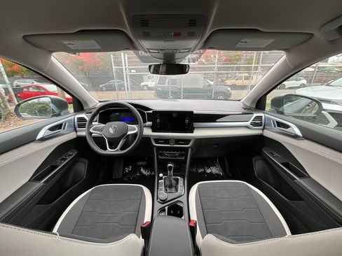 New 2025 Volkswagen Taos SE image 15