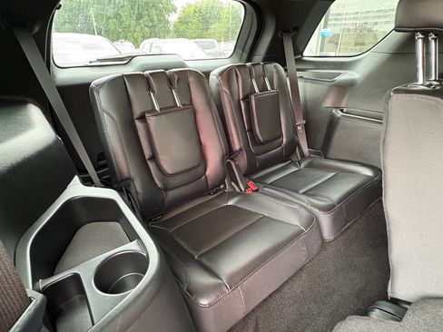 Used 2018 Ford Explorer XLT w/ Equipment Group 202A AWD/4WD image 19