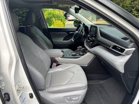 Used 2021 Toyota Highlander XLE AWD/4WD image 27