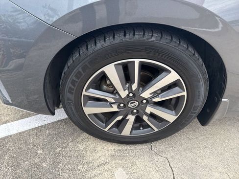 Used 2020 Nissan Versa SV image 9