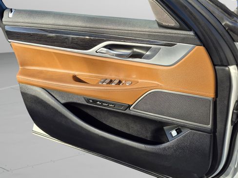 Used 2020 BMW 745e xDrive AWD/4WD image 21