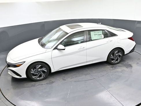 Certified 2025 Hyundai Elantra SEL image 36