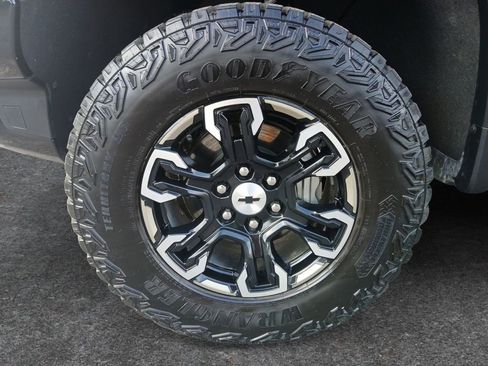 Used 2025 Chevrolet Silverado 1500 ZR2 w/ Technology Package image 9