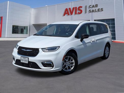 Used 2024 Chrysler Pacifica Touring-L FWD image 1