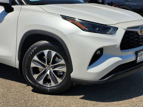 Used 2023 Toyota Highlander XLE AWD/4WD image 6