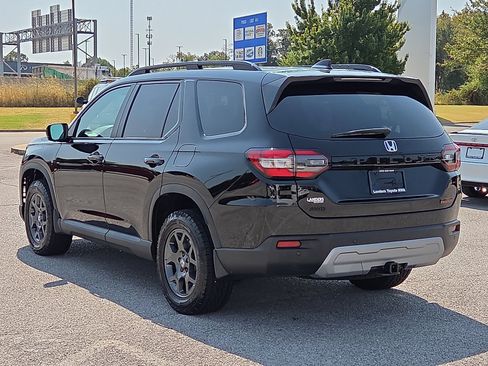 Used 2025 Honda Pilot TrailSport image 4