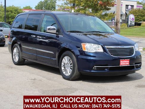 Used 2016 Chrysler Town & Country Touring-L image 3