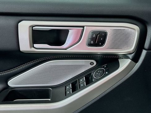 Used 2023 Ford Explorer Limited w/ Limited Technology Package image 18