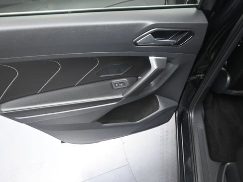 Used 2023 Volkswagen Tiguan SE AWD/4WD image 14