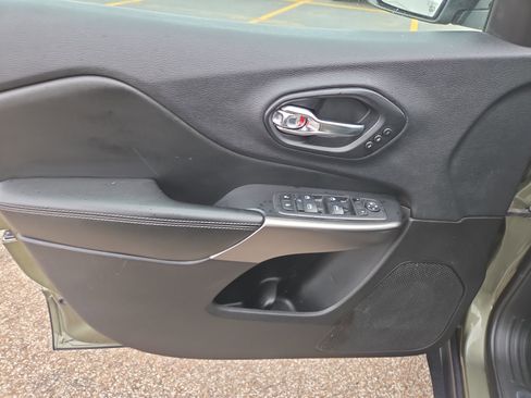 Used 2019 Jeep Cherokee Limited image 6