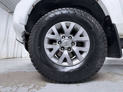 Used 2017 Toyota Tacoma SR5 w/ Tow Package AWD/4WD image 14