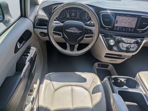 Used 2020 Chrysler Pacifica Limited FWD image 17