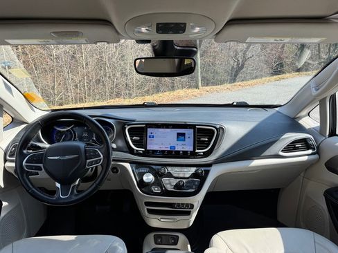 Used 2021 Chrysler Pacifica Touring-L image 10