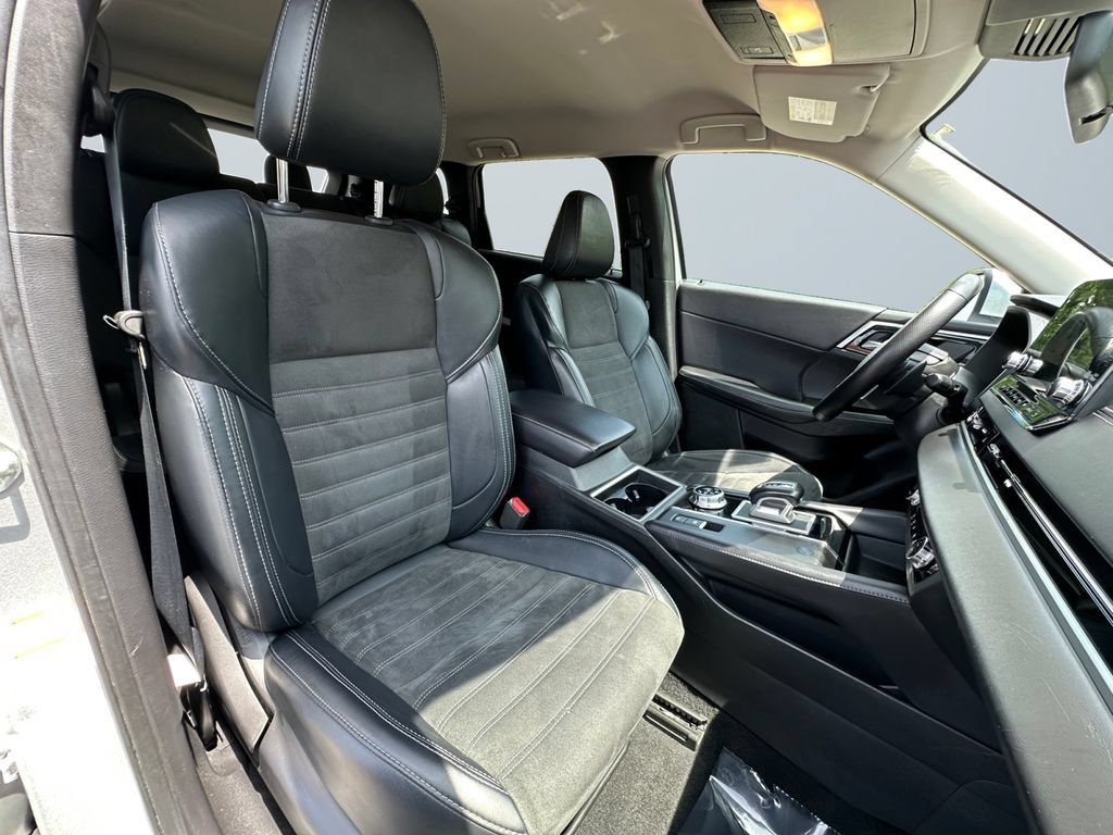 Used 2024 Mitsubishi Outlander SE Black Edition FWD image 16