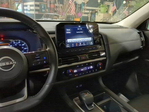 Used 2025 Nissan Pathfinder SL AWD/4WD image 12
