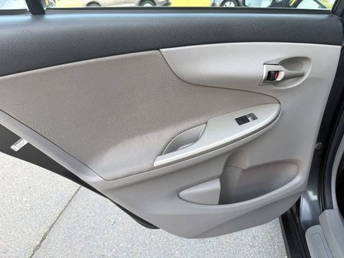 Used 2013 Toyota Corolla LE FWD image 19