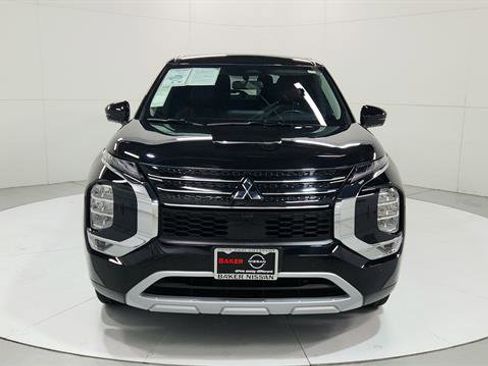 Used 2024 Mitsubishi Outlander SE image 2